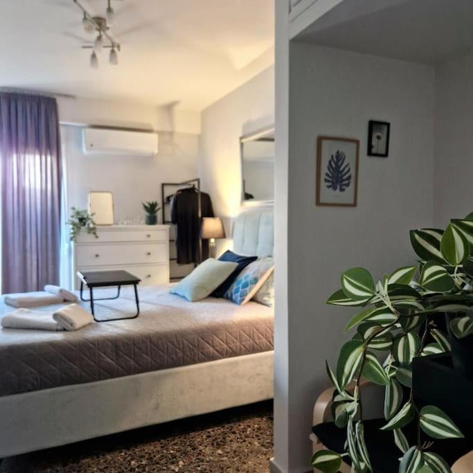 Chic Apt Near Acropolis - Avdi Square Атина Екстериор снимка
