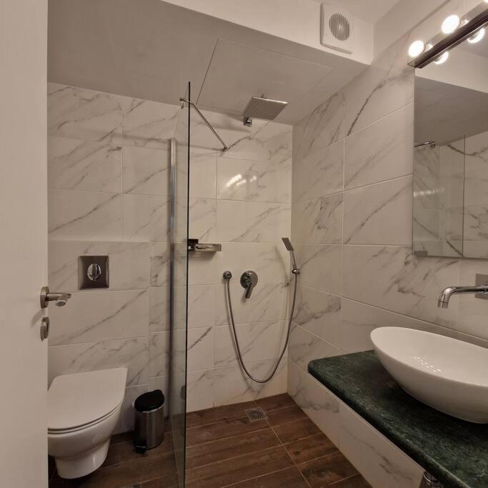 Chic Apt Near Acropolis - Avdi Square Атина Екстериор снимка
