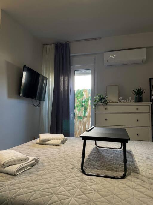 Chic Apt Near Acropolis - Avdi Square Атина Екстериор снимка