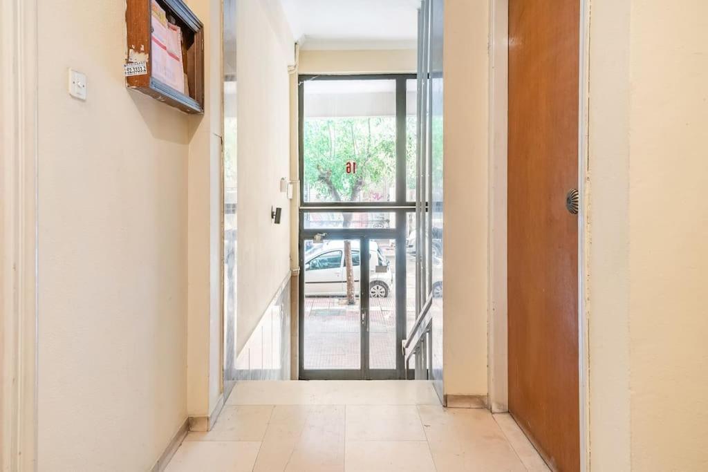 Chic Apt Near Acropolis - Avdi Square Атина Екстериор снимка