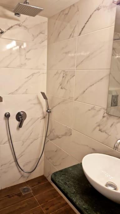 Chic Apt Near Acropolis - Avdi Square Атина Екстериор снимка