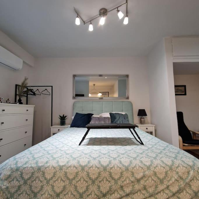 Chic Apt Near Acropolis - Avdi Square Атина Екстериор снимка