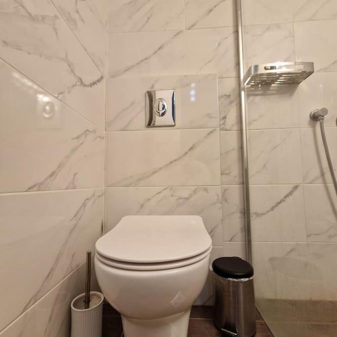 Chic Apt Near Acropolis - Avdi Square Атина Екстериор снимка