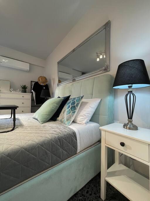 Chic Apt Near Acropolis - Avdi Square Атина Екстериор снимка