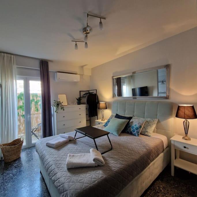 Chic Apt Near Acropolis - Avdi Square Атина Екстериор снимка