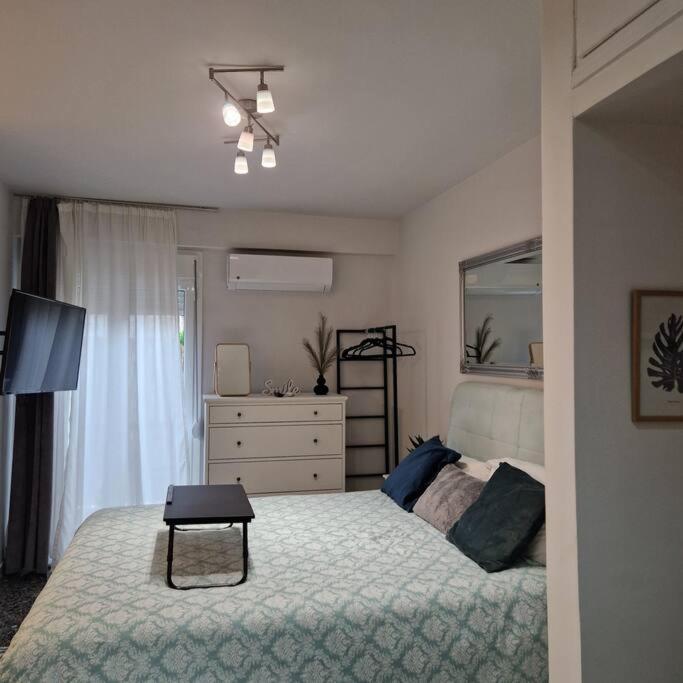 Chic Apt Near Acropolis - Avdi Square Атина Екстериор снимка