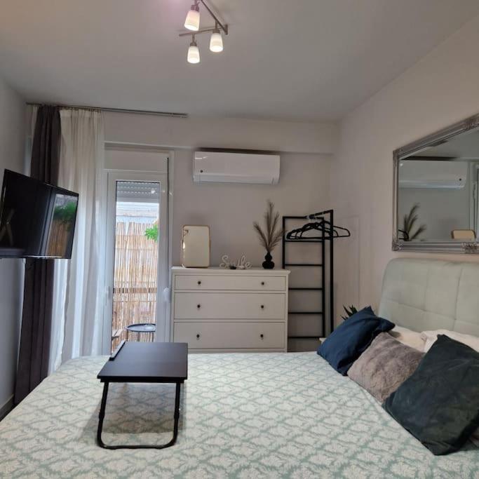 Chic Apt Near Acropolis - Avdi Square Атина Екстериор снимка